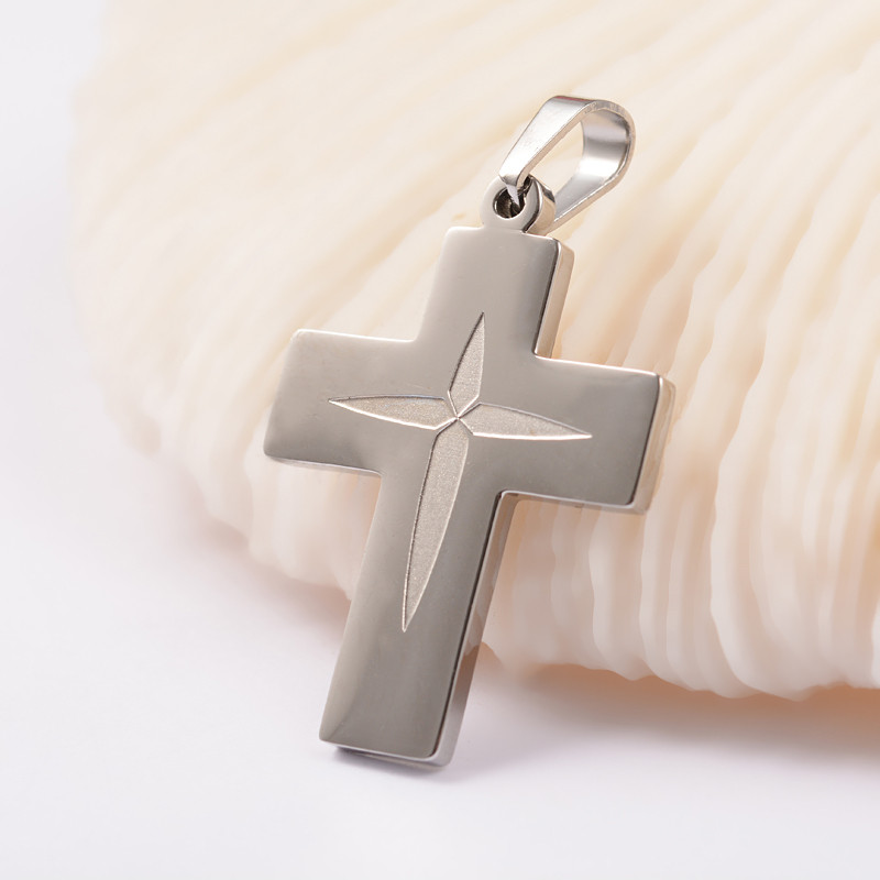 1 pendentif d'une croix en acier inoxydable 34x24 mm