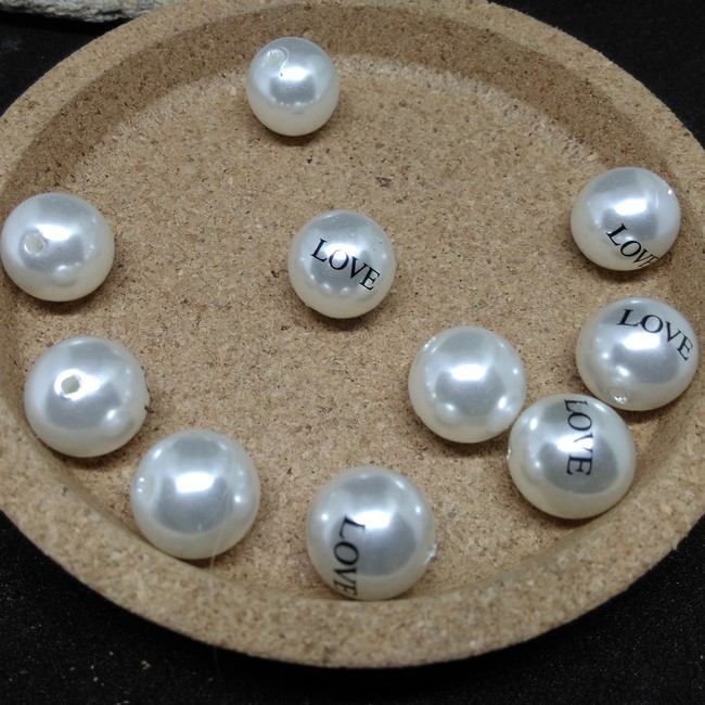 4 perles en acrylique nacré 14 mm gravées LOVE